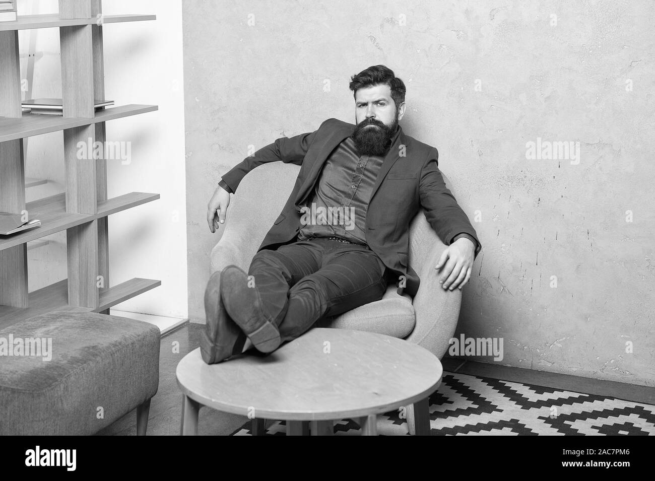 Fatigué d'affaires. Businessman brutal au travail. Homme barbu ayant pour reste au pouvoir. Businessman avec barbe et la moustache en soirée. Banque D'Images