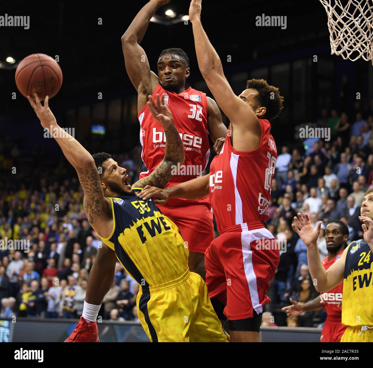 Oldenburg, Allemagne. 06Th Nov, 2019. Basket-ball : Bundesliga, EWE Baskets Oldenburg - Brose Bamberg, tour principal, 12e journée. L'Oldenbourg Tyler Larson (l) tente de passer au-delà de joueurs Brose Retin Obasohan et Nelson Weidemann (r). Credit : Carmen Jaspersen/dpa/Alamy Live News Banque D'Images