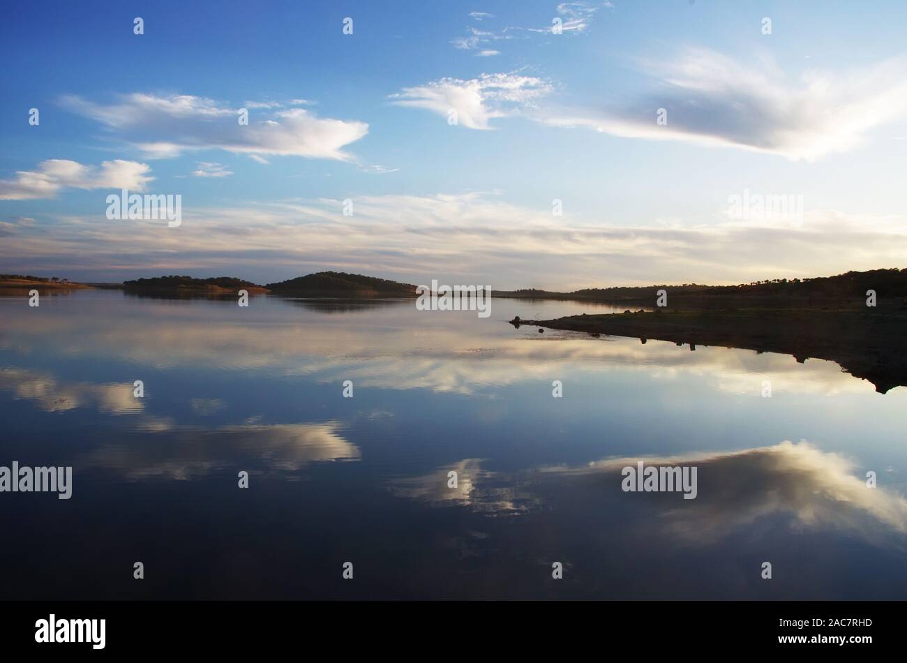 Coucher du soleil dans le lac d'Alqueva, sud du Portugal Banque D'Images