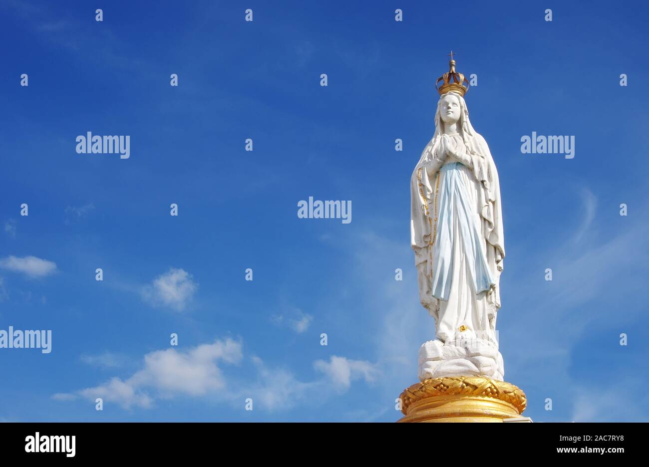 Notre Dame, Vierge Marie, Mère de Dieu dans les nuages ciel Banque D'Images