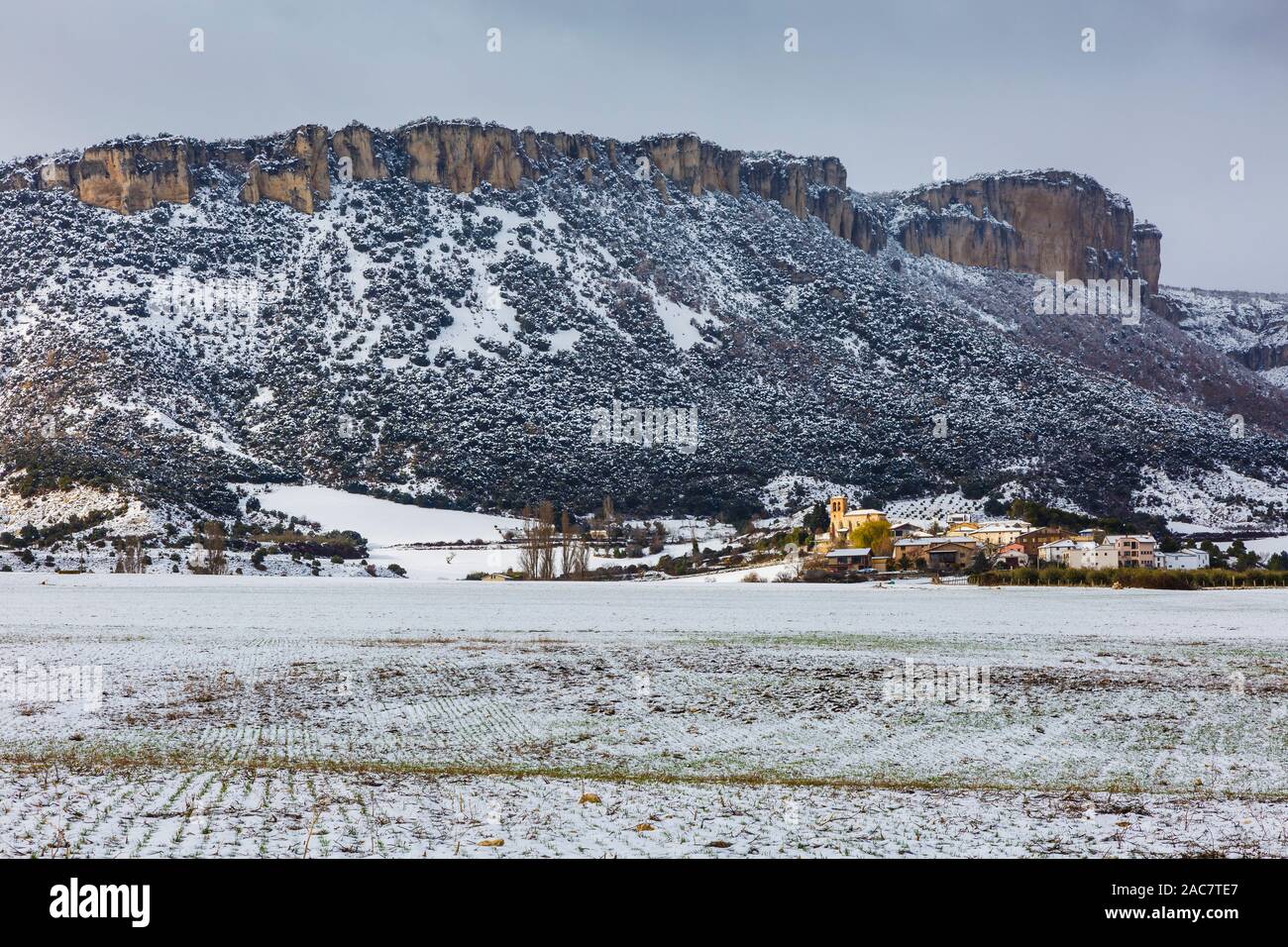 Ollobarren et village de montagnes Sierra de Loquiz. Navarre, Espagne, Europe. Banque D'Images