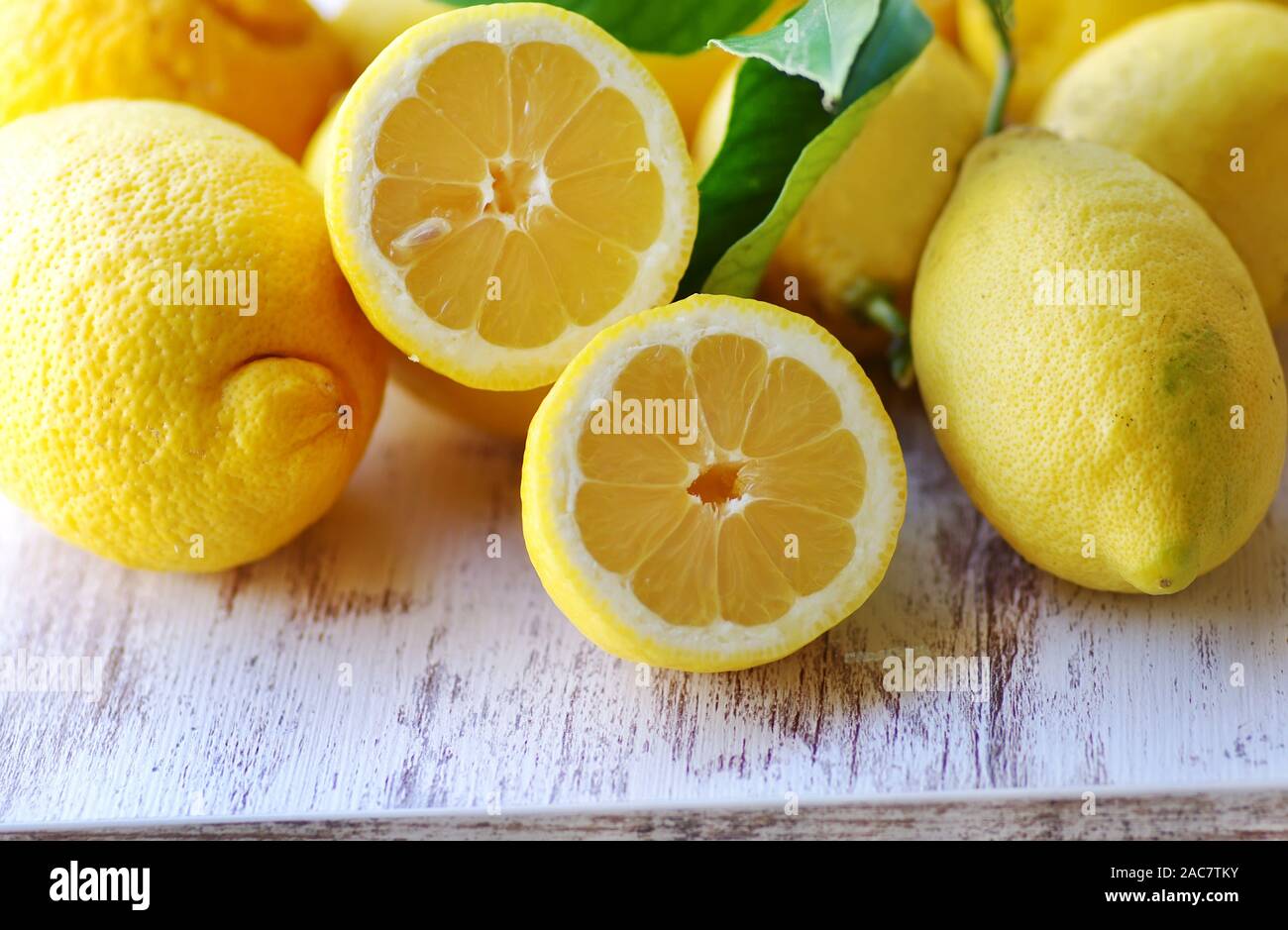 Citrons mûrs fruits sur la table en bois Banque D'Images