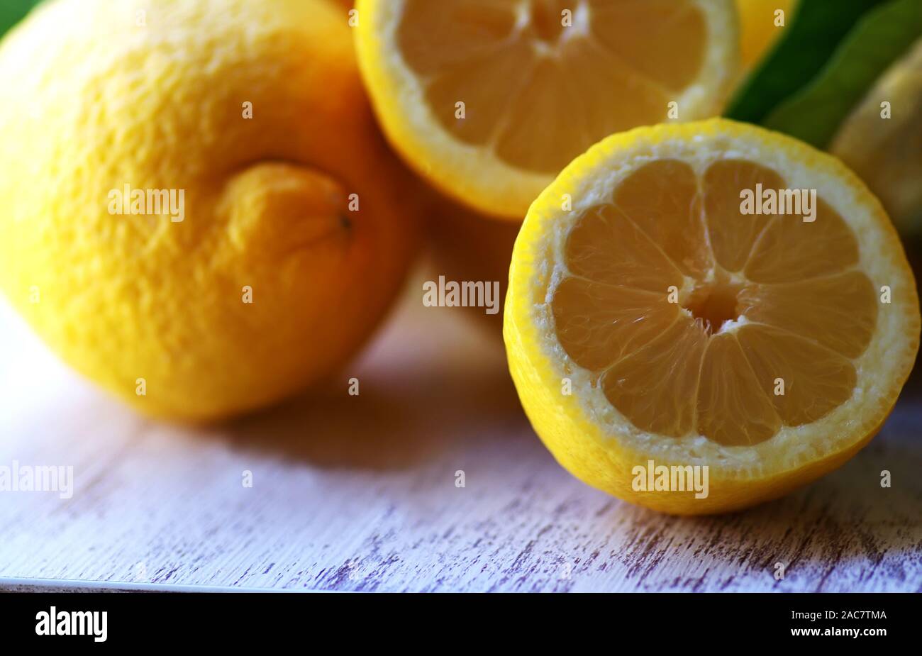 Libre de tranches de citron jaune sur la table Banque D'Images