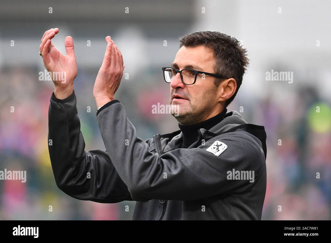 Munich, Allemagne. 06Th Nov, 2019. Michael KOELLNER coach (1860) applaudit, claps applaudissements, image unique, seule coupe motif, la moitié de la figure, la moitié de la figure. Soccer 3. Liga, 17.-Loire, journée-TSV Munich 1860 2-3, sur 01.12.2019. Alpenbauer Sportpark Unterhaching, DFL RÈGLEMENT INTERDIT TOUTE UTILISATION DE PHOTOGRAPHIE COMME DES SÉQUENCES D'IMAGES ET/OU QUASI VIDÉO. Utilisation dans le monde entier | Credit : dpa/Alamy Live News Banque D'Images