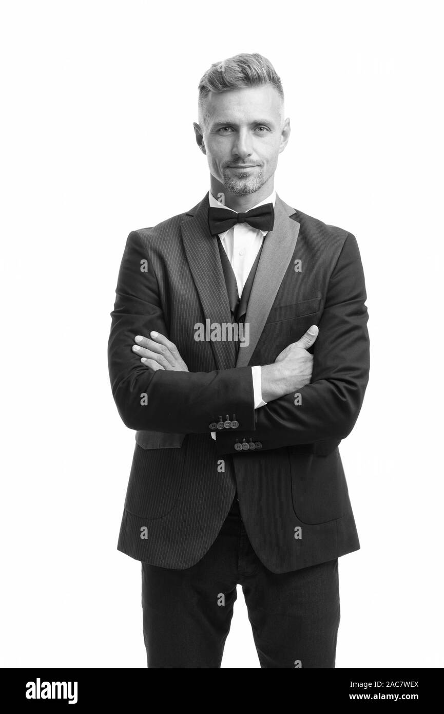 Boutique de mode. Louer service conviennent. Élégant mode tenue pour événement. Gentleman style moderne. Guy soignée beau porter macho tuxedo. Coiffure marié. Vêtements de mode. Tendance moderne. Costume sur mesure. Banque D'Images Boutique de mode. Louer service conviennent. Élégant mode tenue pour événement. Gentleman style moderne. Guy soignée beau porter macho tuxedo. Coiffure marié. Vêtements de mode. Tendance moderne. Costume sur mesure. Banque D'Images