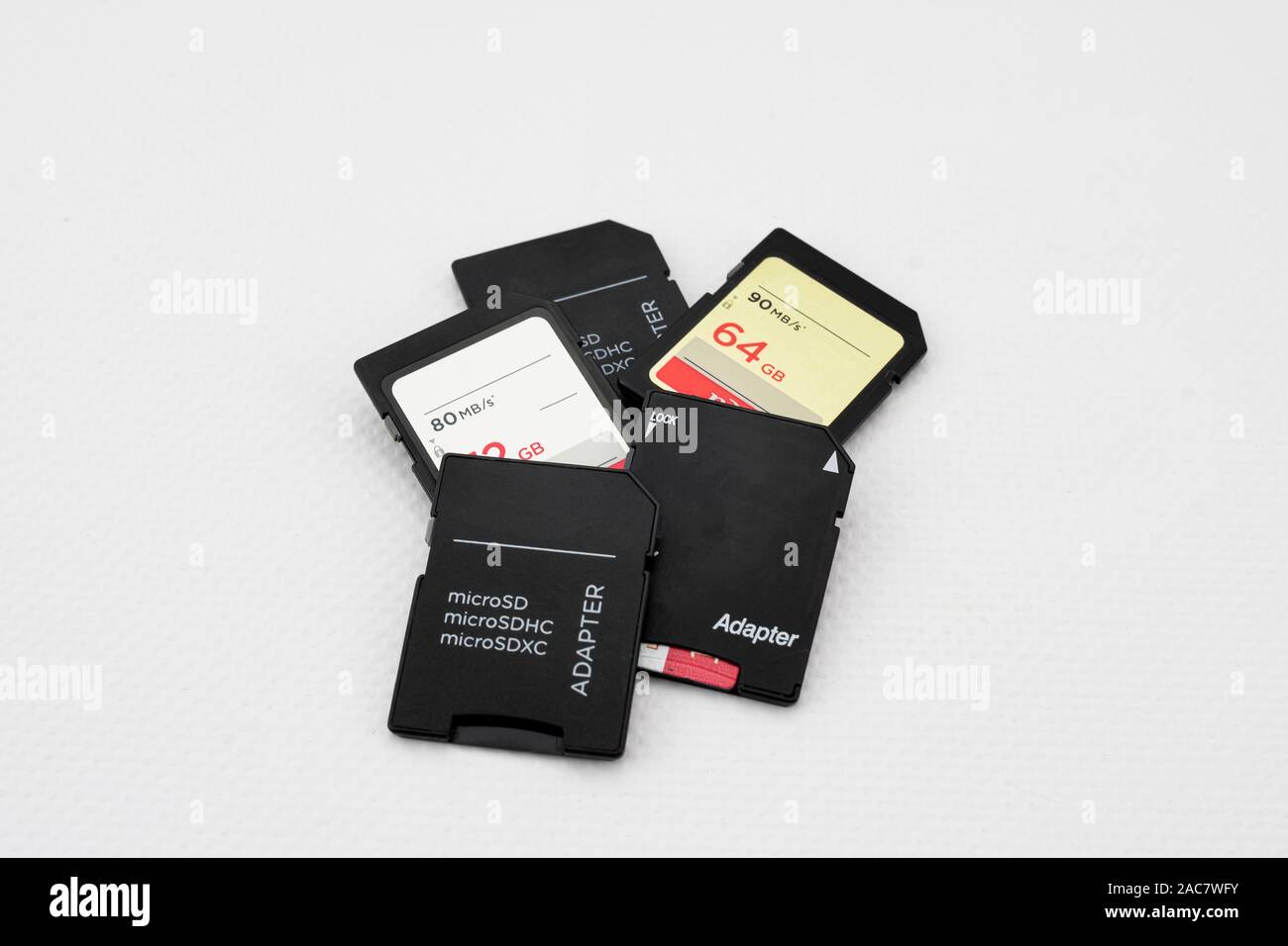 Jeu de mémoire micro SD et SD avec adaptateur pour l'information et stockage des données sur fond blanc Banque D'Images