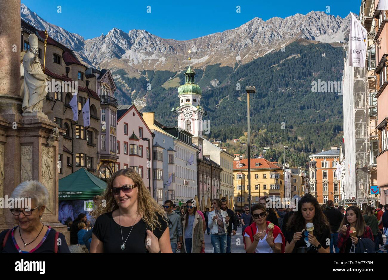 INNSBRUCK, Autriche, Europe, octobre 2019, 26 : centre historique d'Innsbruck. La rue principale de la vieille ville dans le land du Tyrol. Banque D'Images
