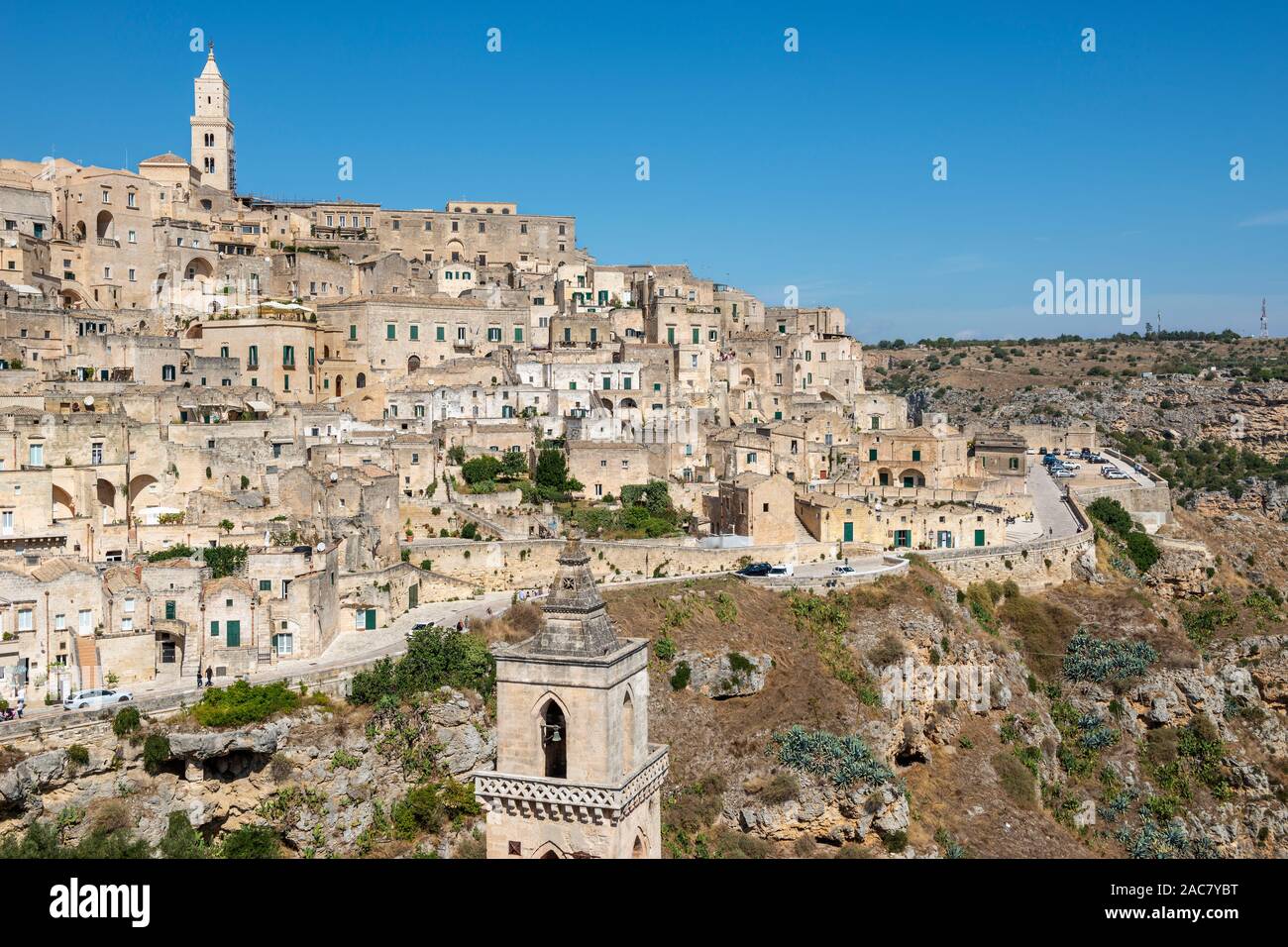 Vue sur Sasso le Dodici lune à la tour de la cathédrale de couples entre 30 et 50 ci-dessus dans le quartier de sassi de Matera, Basilicate région, le sud de l'Italie Banque D'Images