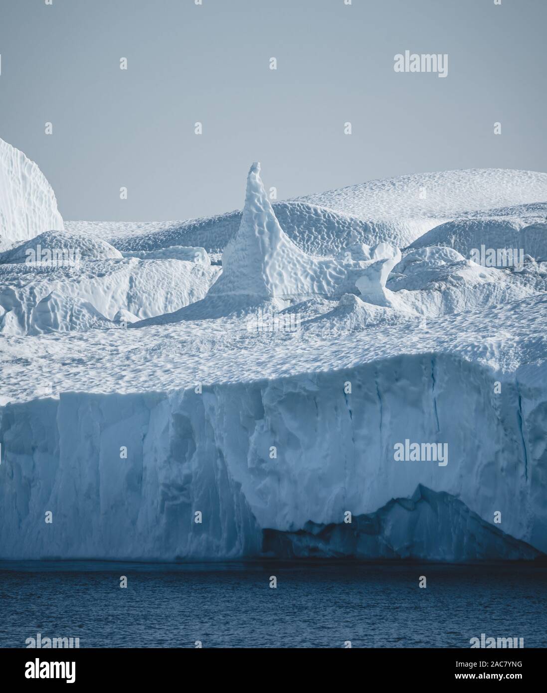 Le Groenland. Le plus grand glacier Jakobshavn sur une planète. D'énormes icebergs de différentes formes dans le golfe. L'étude d'un phénomène de réchauffement global et ca Banque D'Images