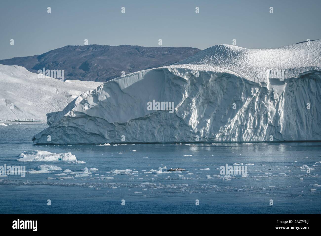 Le Groenland. Le plus grand glacier Jakobshavn sur une planète. D'énormes icebergs de différentes formes dans le golfe. L'étude d'un phénomène de réchauffement global et ca Banque D'Images