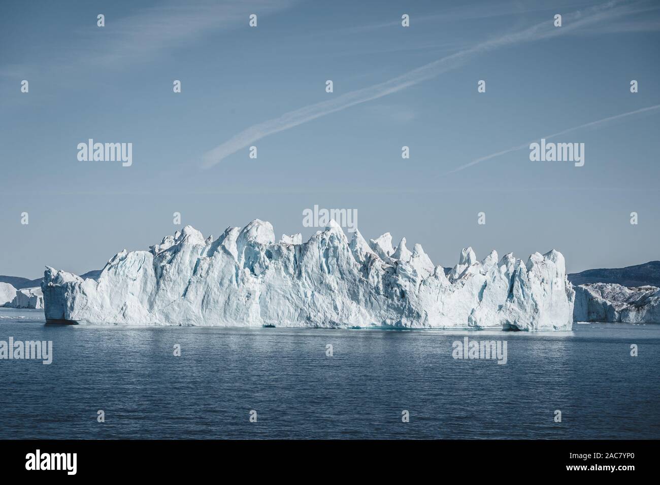 Le Groenland. Le plus grand glacier Jakobshavn sur une planète. D'énormes icebergs de différentes formes dans le golfe. L'étude d'un phénomène de réchauffement global et ca Banque D'Images