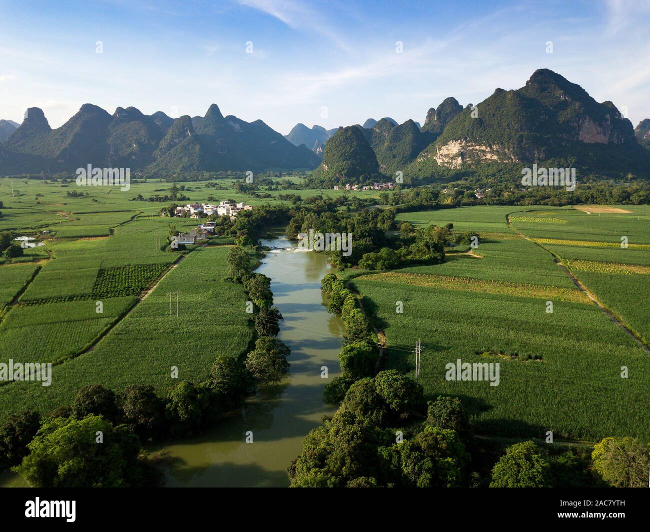 Paysage karstique et les champs agricoles dans la province de Guangxi en Chine du sud vue aérienne Banque D'Images