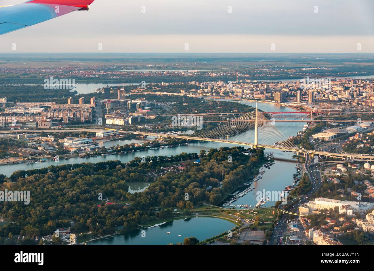 Avion survolant la ville de Belgrade en capitale serbe Banque D'Images