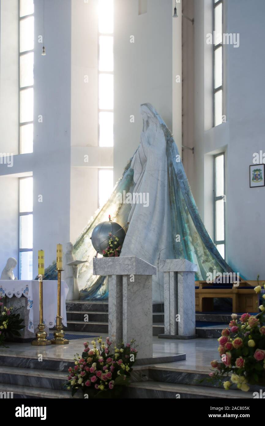 La figure de la Vierge Marie dans le sanctuaire de Notre Dame de la jeunesse l'enseignant et la paroisse de la Très Sainte Vierge Marie, Reine des confesseurs, Varsovie, Po Banque D'Images