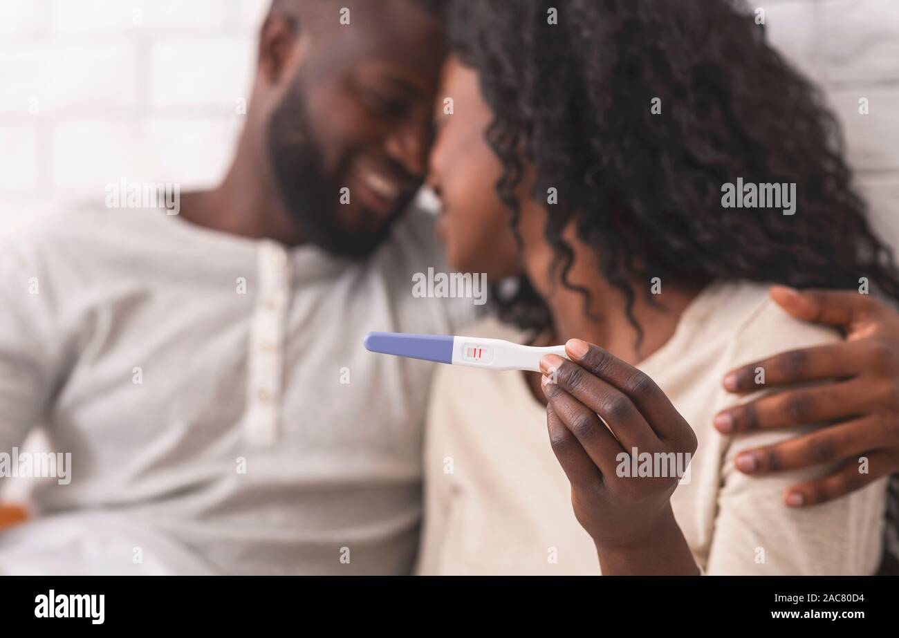 Happy afro couple holding test de grossesse avec résultat positif Banque D'Images