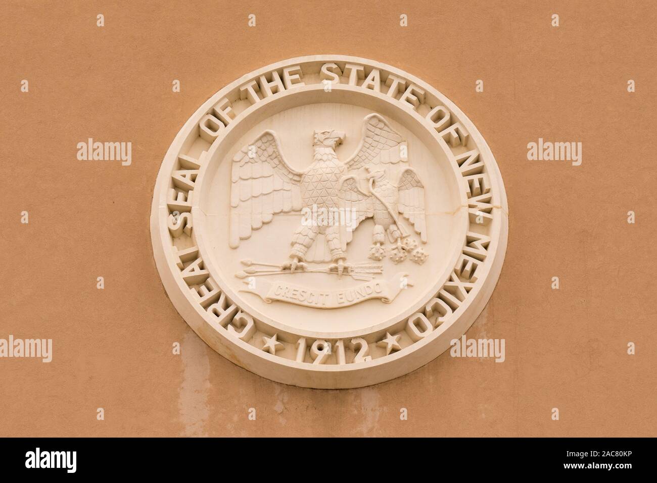 Santa Fe, Nouveau Mexique - Octobre 4, 2019 : joint de l'État du Nouveau Mexique sur la façade de la State Capitol building Banque D'Images