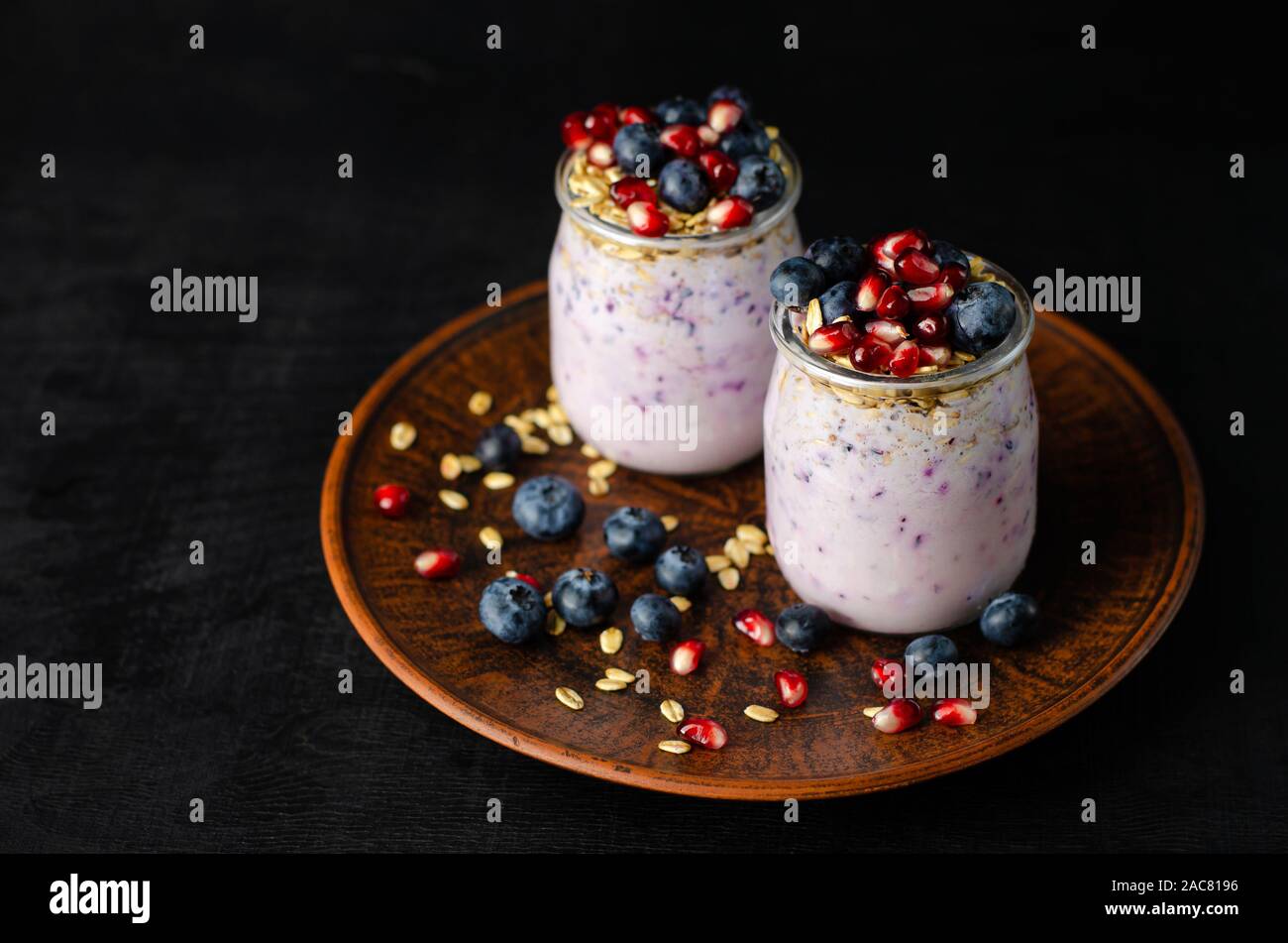 Yaourt à la grecque avec les baies fraîches et l'avoine. Concept de vie sain. Banque D'Images
