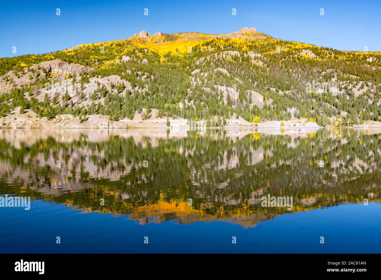 Reflet de trembles sur le Lac de San Cristobal dans les montagnes de San Juan au Colorado Banque D'Images