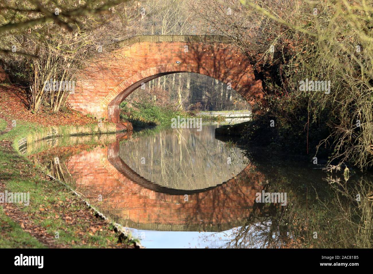 Un pont de pied traversant le canal Chesterfield et son reflet Banque D'Images