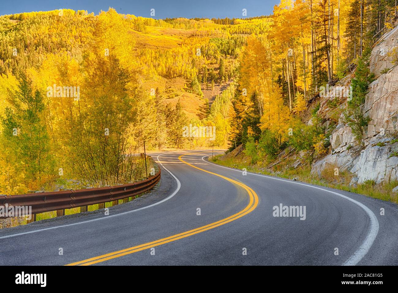 Automne route sinueuse à travers les montagnes de San Juan au Colorado Banque D'Images