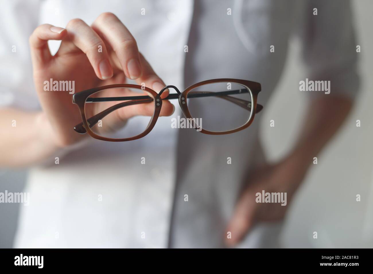 Vous essayez de nouveau ophtalmologiste lunettes. La myopie hypermétropie ou concept Banque D'Images