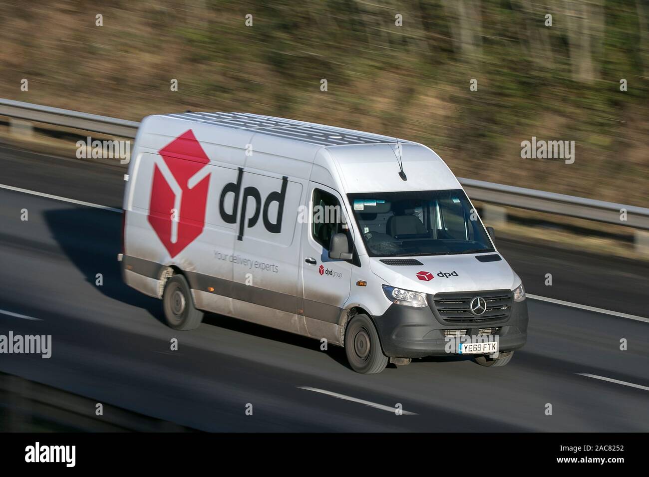 Livraison de colis DPD déménagement floue van des déplacements à grande vitesse sur l'autoroute M61 vitesse de l'obturateur lent mouvement du véhicule Banque D'Images
