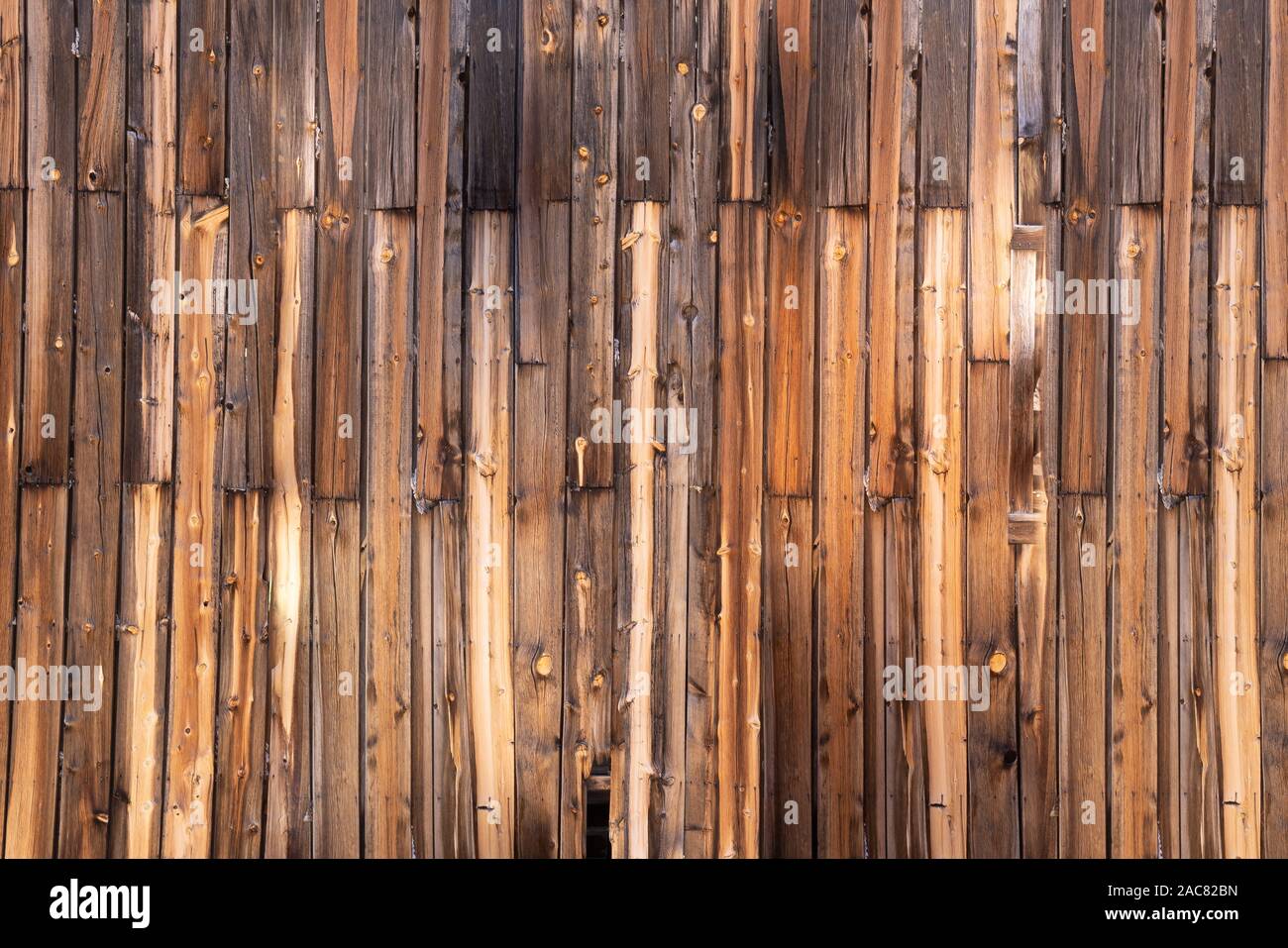 Un mur extérieur d'old weathered wood background Banque D'Images