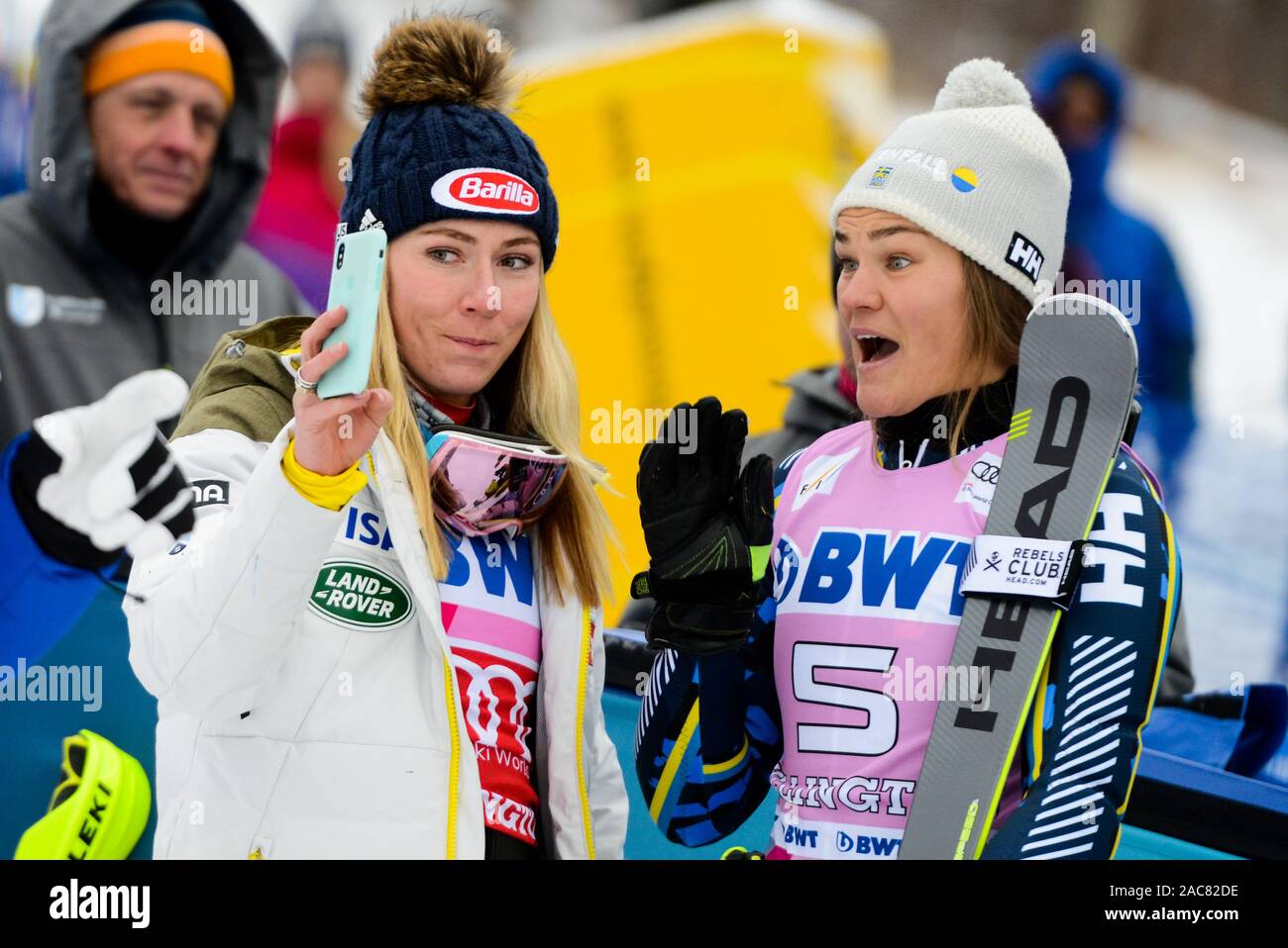 Killington, Vermont, USA. 1er décembre 2019. MIKAELA SHIFFRIN des États-Unis prend une photo d'ANNA SWENN LARSSON de Suède après l'AUDI FIS Alpine Ski World Cup Slalom femmes à Killington au Vermont. Crédit : Christopher Levy/ZUMA/Alamy Fil Live News Banque D'Images