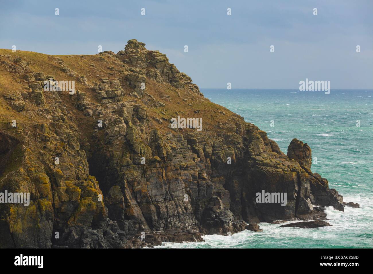 Vagues se briser dans le stylo Olver Pointe à Lézard Housel Bay sur la côte de Cornouailles Banque D'Images