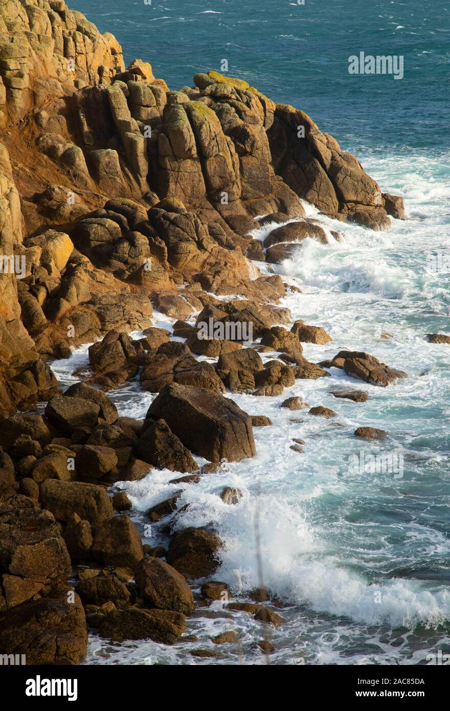 Le fracas des vagues au large de la côte ouest en Porthgwarra Cornwall Banque D'Images