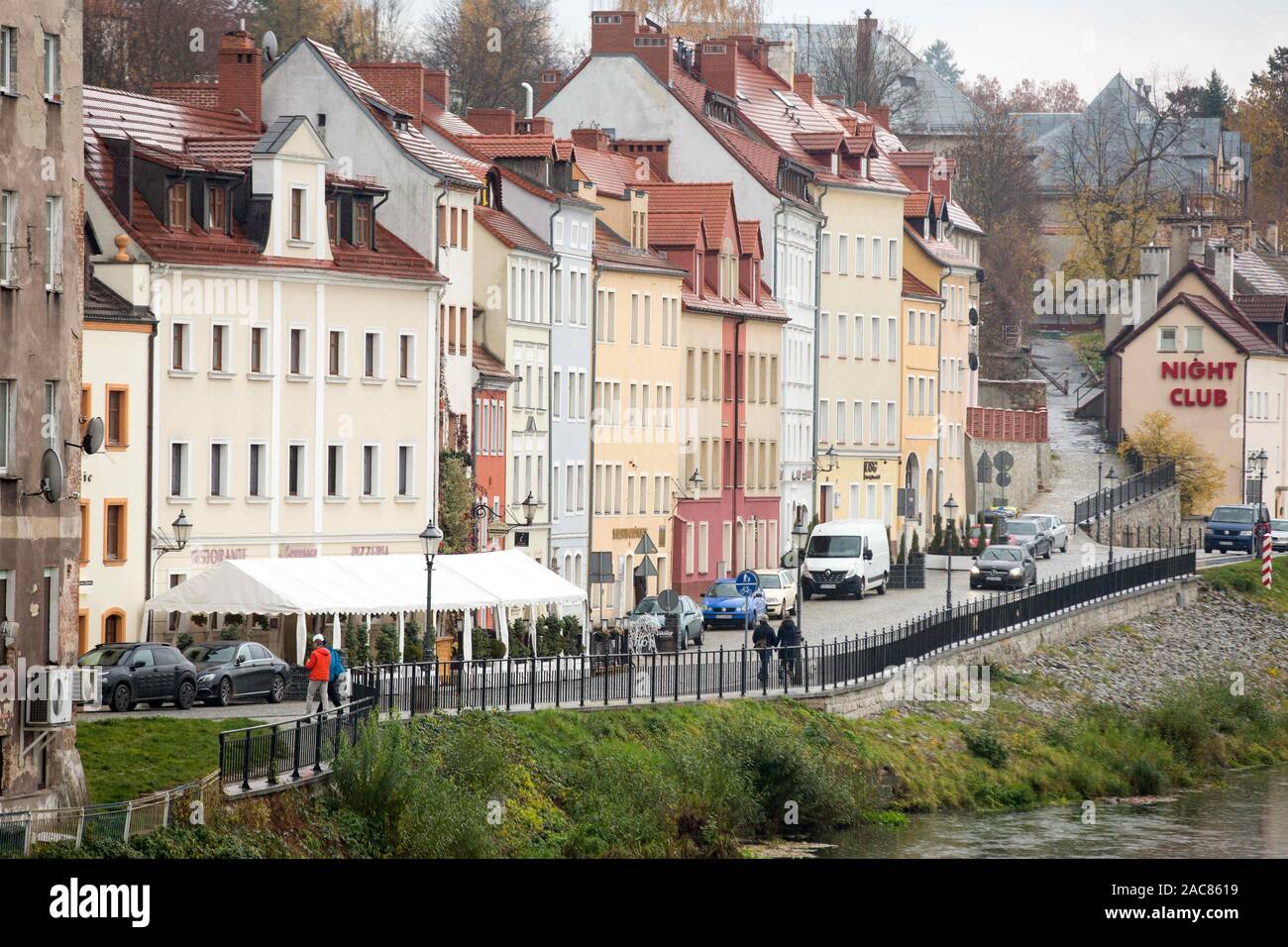 Wrocław, Pologne. 18 Nov, 2019. Une vue de la rivière Neisse de Lusace et coloré dans Zgorzelec.Zgorzelec et Goerlitz sont les villes partenaires de la région Euro Neisse située en Saxe (Allemagne) et Basse Silésie Crédit : Karol Serewis/SOPA Images/ZUMA/Alamy Fil Live News Banque D'Images