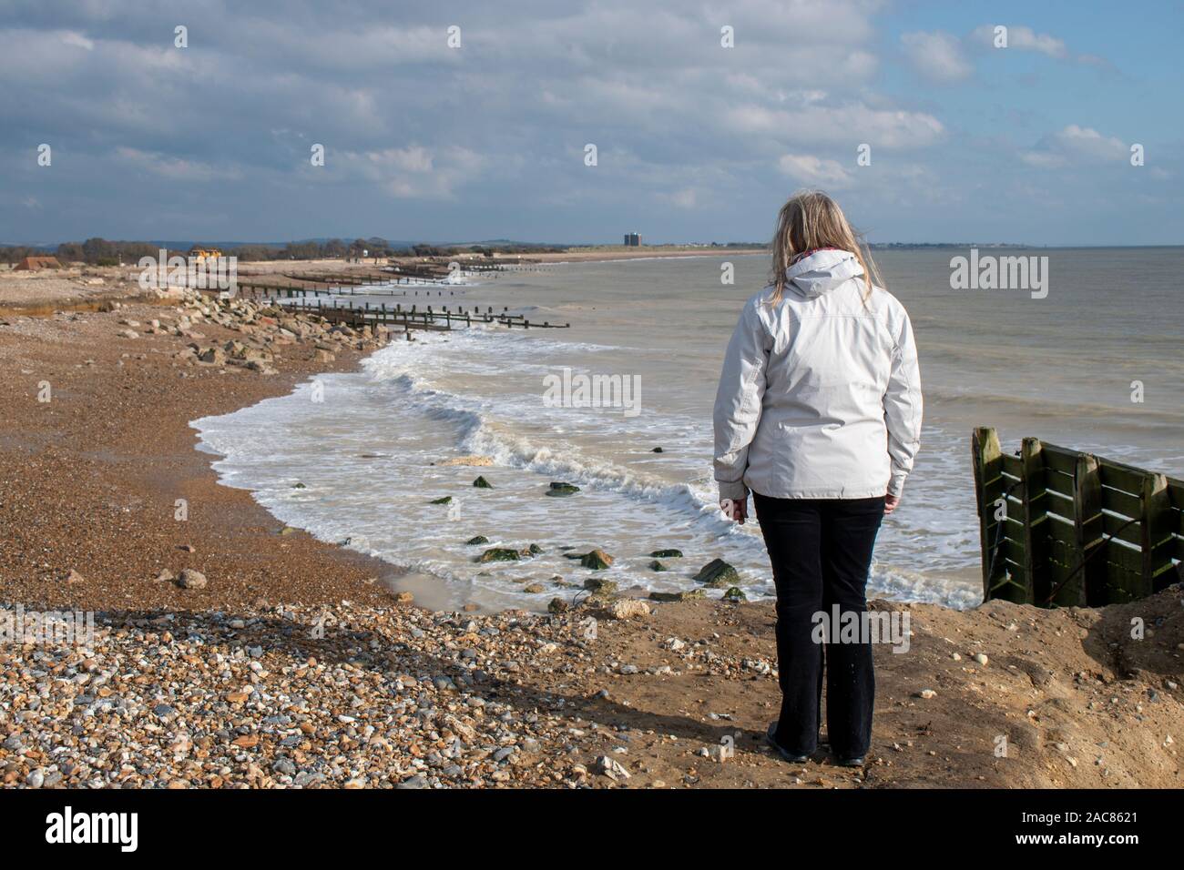 Personne regardant la tempête sur Climping Beach dans le West Sussex en Angleterre. Lorsqu'une tempête a emporté le sentier Banque D'Images