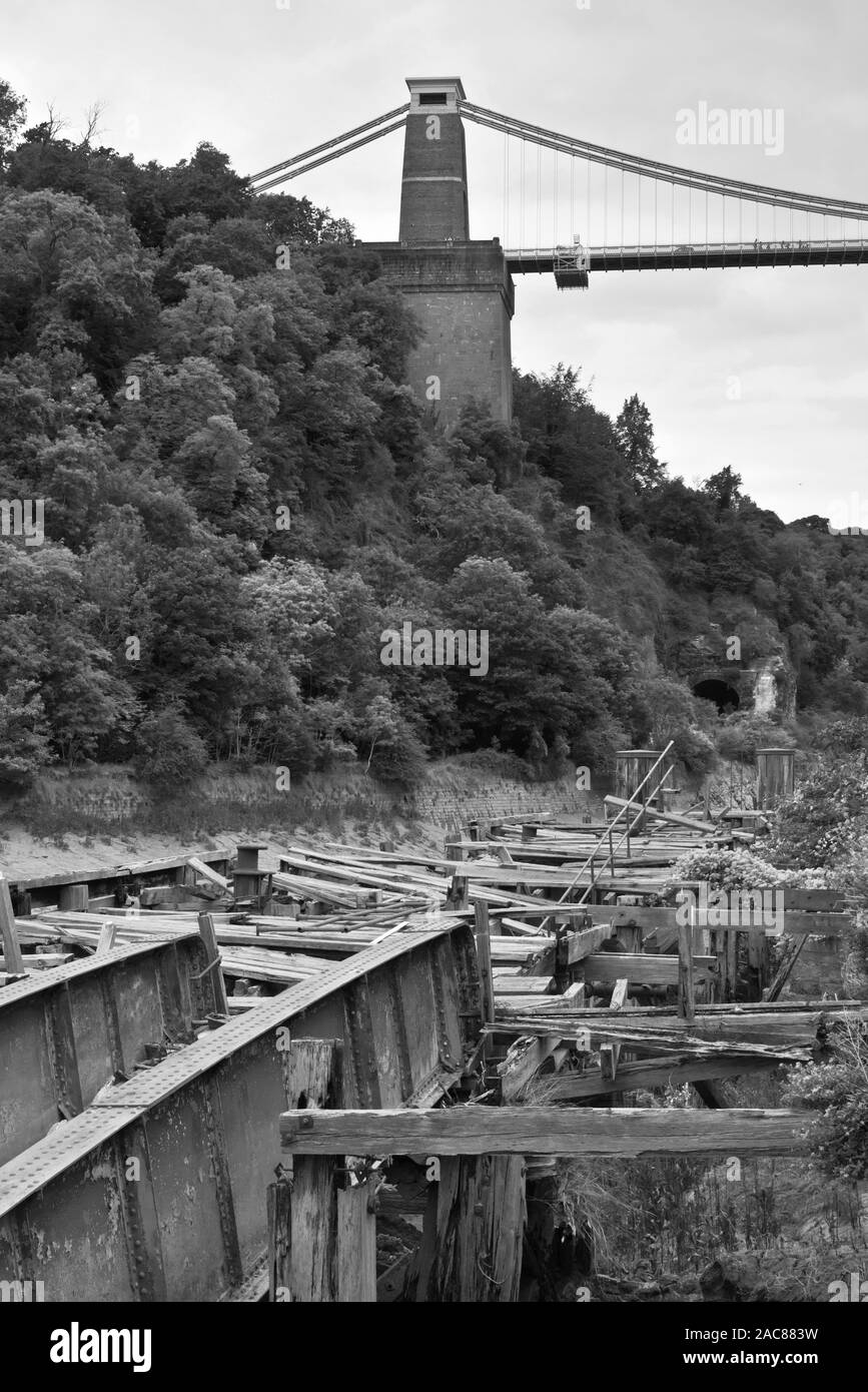 Les quais victoriens abandonnés et aujourd'hui abandonnés le long des rives de la gorge d'Avon à Hotwells près de Bristol à Somerset, en Angleterre à marée basse. Banque D'Images