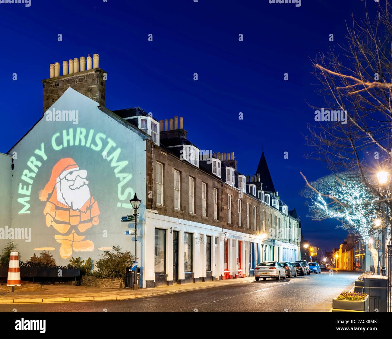 Quality Street à North Berwick sur un soir de décembre. Banque D'Images