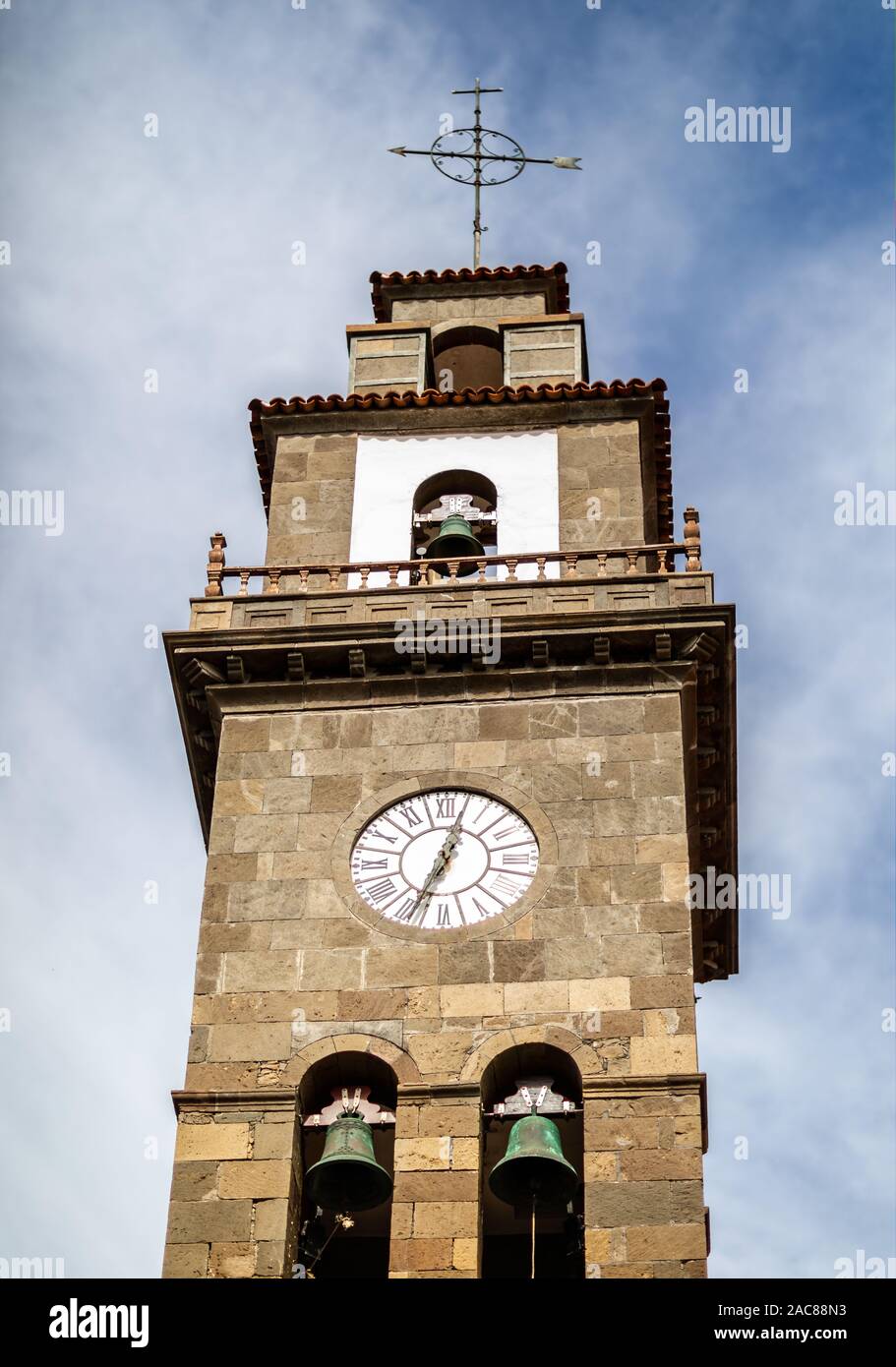 Réveil et clocher de l'Église Nuestra Señora de los Remedios - Our Lady of Remedies Church - à Buenavista del Norte, Tenerife, Espagne le 25 Nove Banque D'Images
