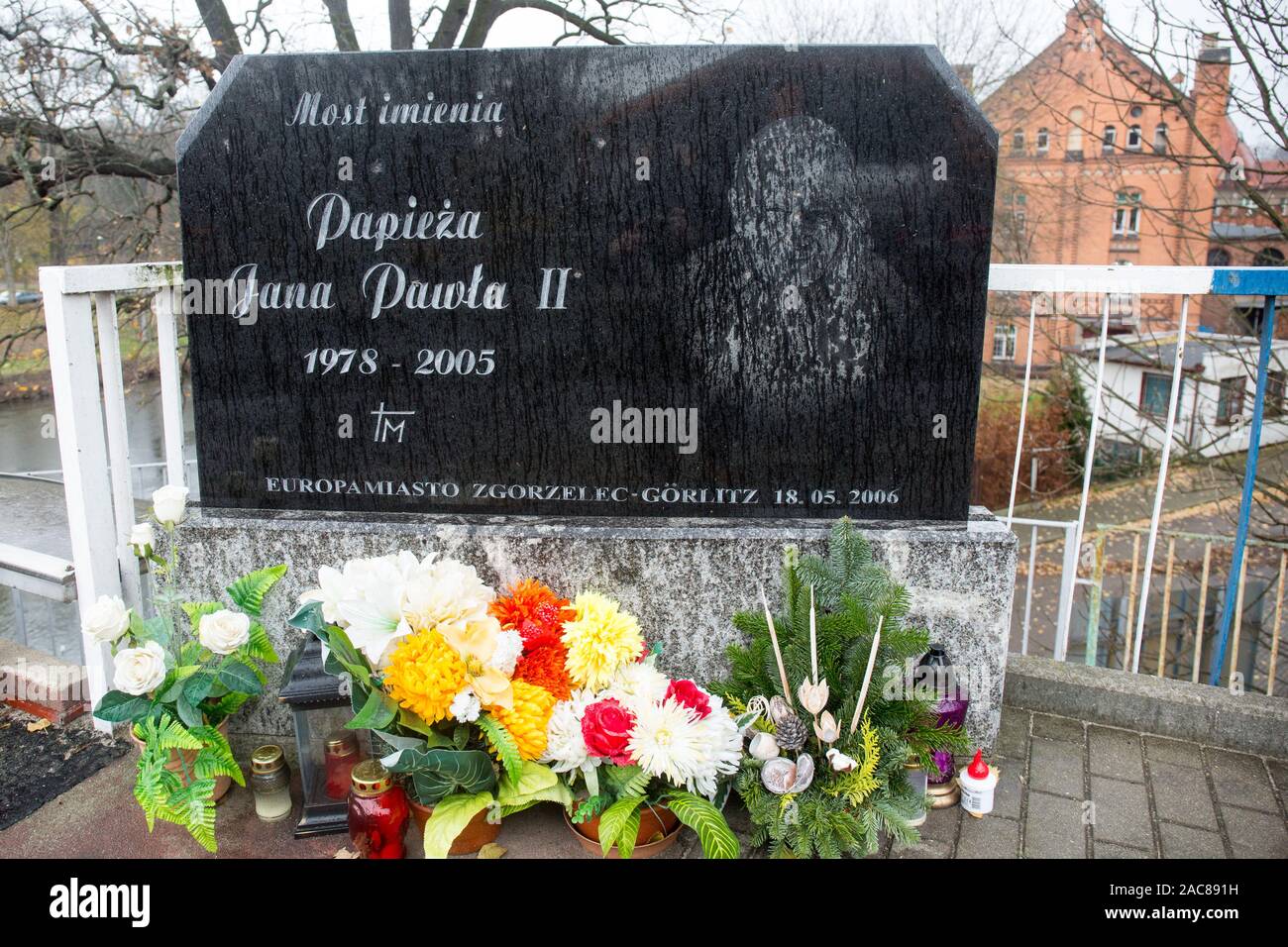 Une plaque commémorant le nom du pont de Jean Paul II dans Zgorzelec.Zgorzelec et Goerlitz sont les villes partenaires de la région Euro Neisse située en Saxe (Allemagne) et Basse Silésie (Pologne) Banque D'Images Une plaque commémorant le nom du pont de Jean Paul II dans Zgorzelec.Zgorzelec et Goerlitz sont les villes partenaires de la région Euro Neisse située en Saxe (Allemagne) et Basse Silésie (Pologne) Banque D'Images