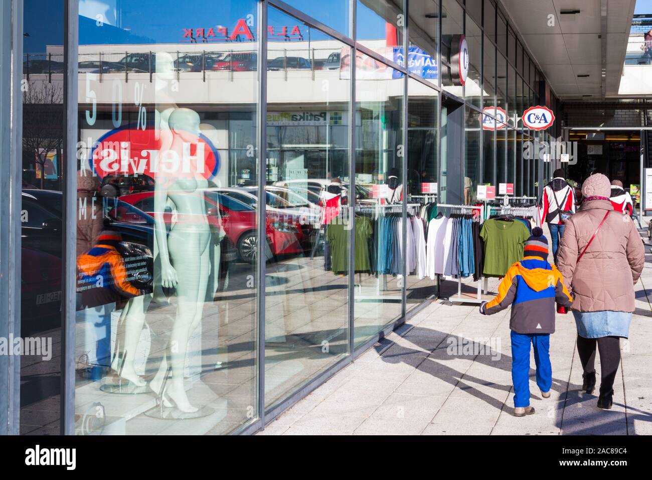 C&A signer en verre réfléchissant sur logo store shop avec les gens avant la marche, Alphapark, Sopron, Hongrie Banque D'Images