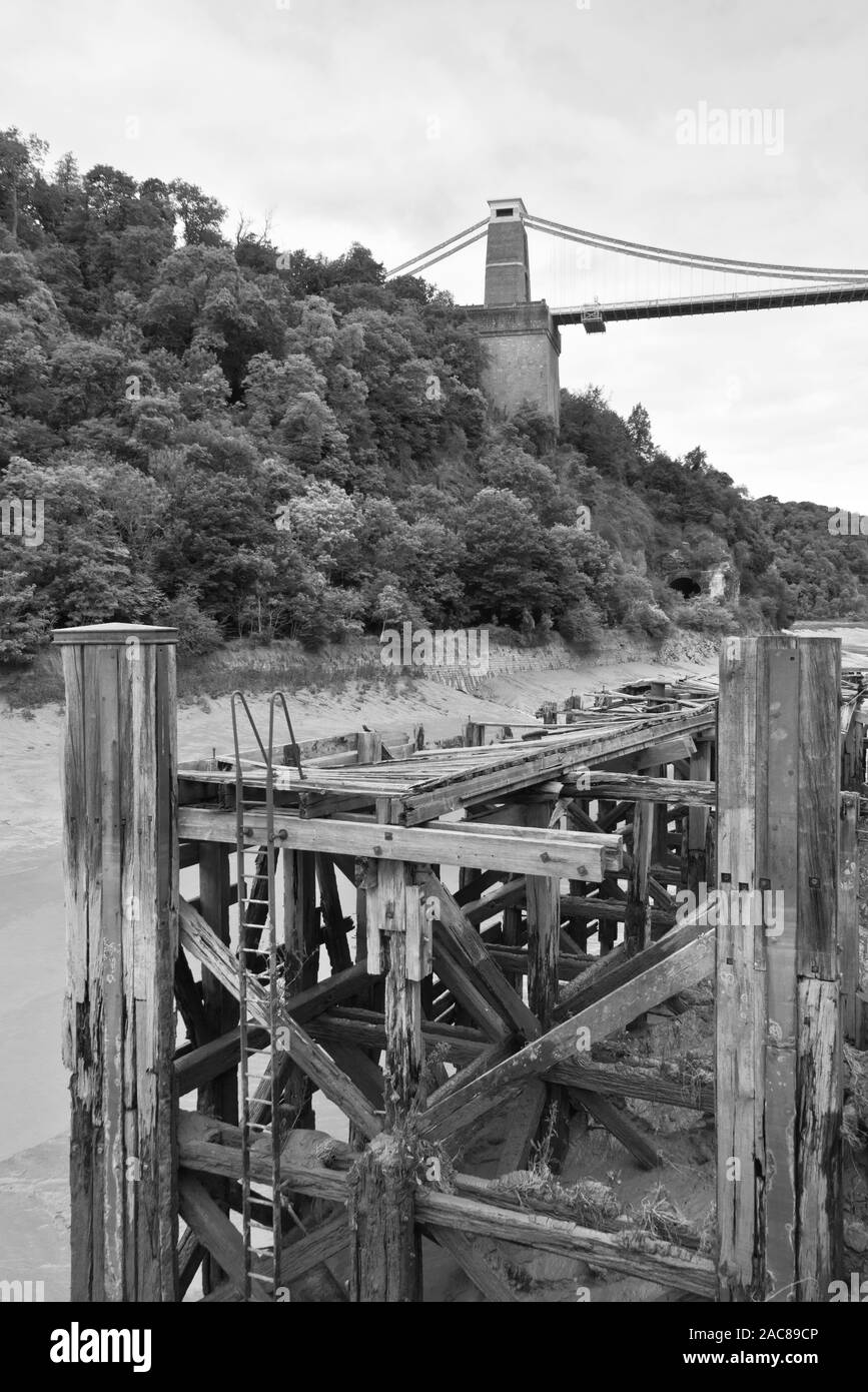 Les quais victoriens abandonnés et aujourd'hui abandonnés le long des rives de la gorge d'Avon à Hotwells près de Bristol à Somerset, en Angleterre à marée basse. Banque D'Images