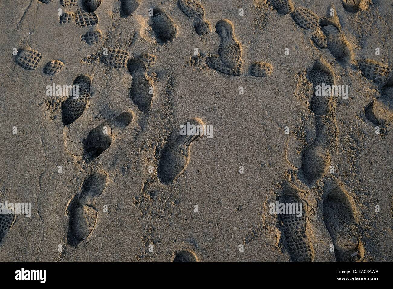 Chaussures homme pas empreintes de pas sur une plage de la mer de sable sauvages,Texture papier peint Banque D'Images