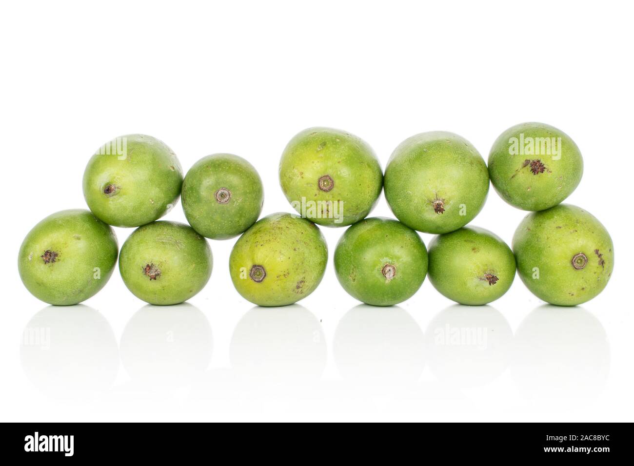 Beaucoup d'hardy green kiwi fruits isolé sur fond blanc Banque D'Images