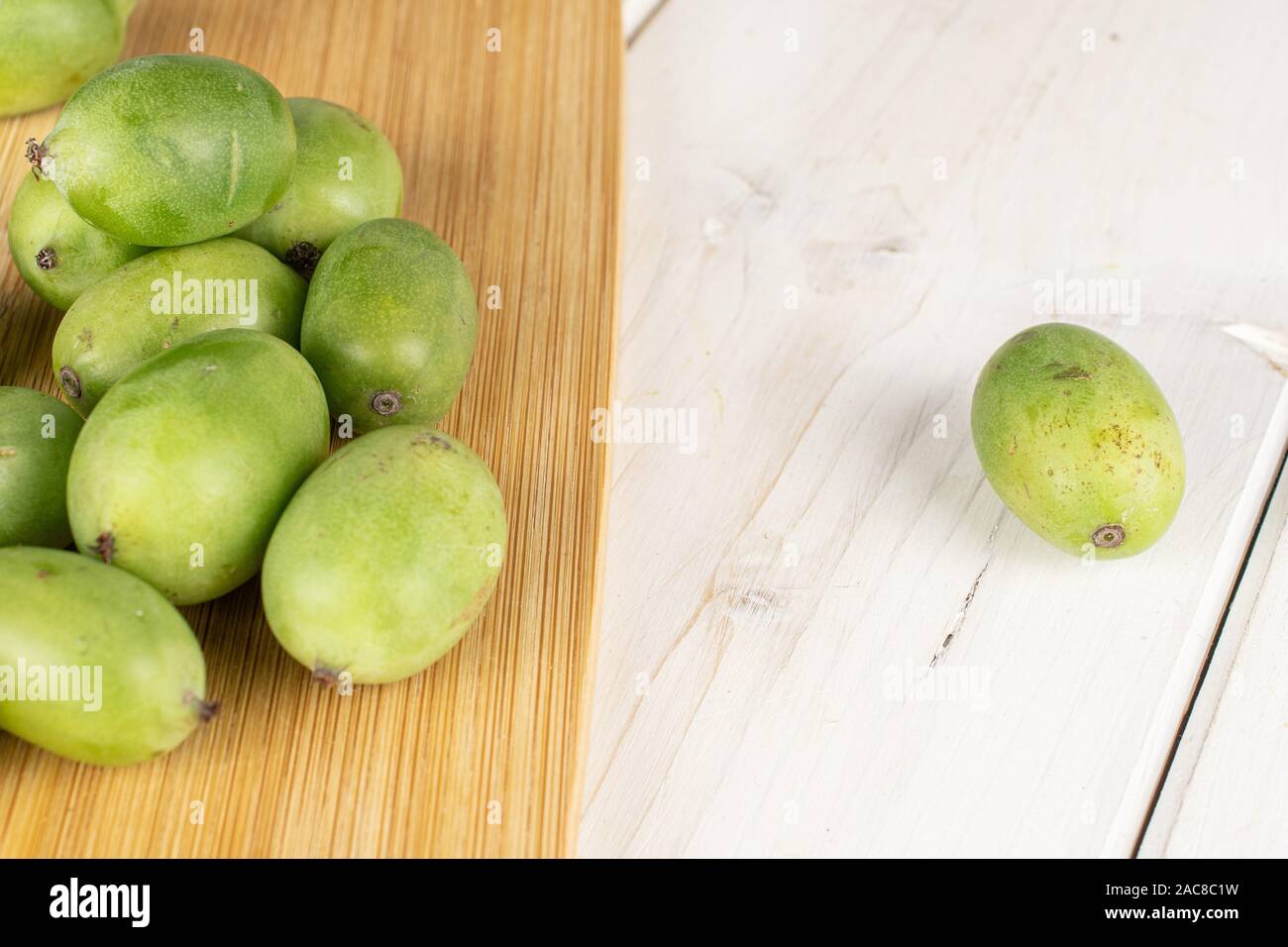 Beaucoup de vert kiwi sur toute hardy planche à découper en bambou sur bois blanc Banque D'Images