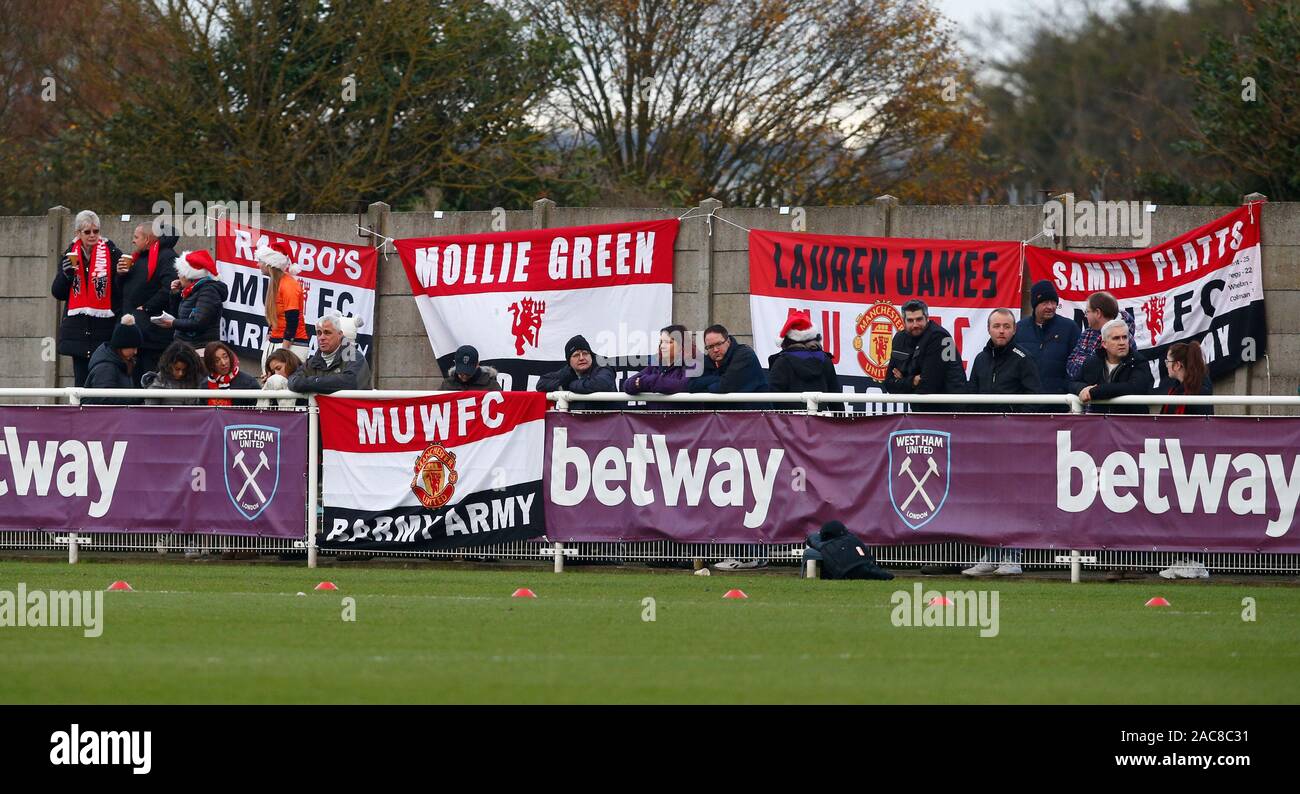 Dagenham, UK. 1er décembre 2019. Drapeaux de Manchester United.au cours de la Barclays Women's super match de championnat entre West Ham United Manchester United et les femmes au stade vert jonc sur Décembre 01, 2019 à Dagenham, en Angleterre. (Photo par AFS/Espa-Images) Credit : Cal Sport Media/Alamy Live News Banque D'Images