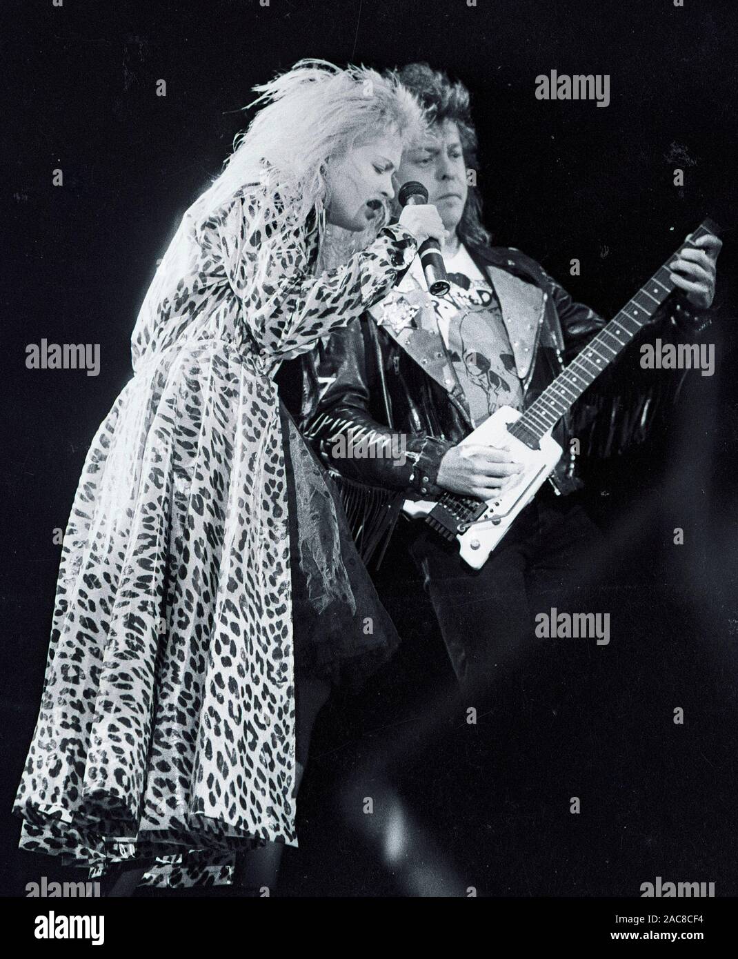 Cyndi Lauper chantant avec Rick Derringer sur guitare dans les "vraies couleurs" tour concert au Worcester worcester dans Centruim Ma USA 1980 photo de Bill belknap Banque D'Images