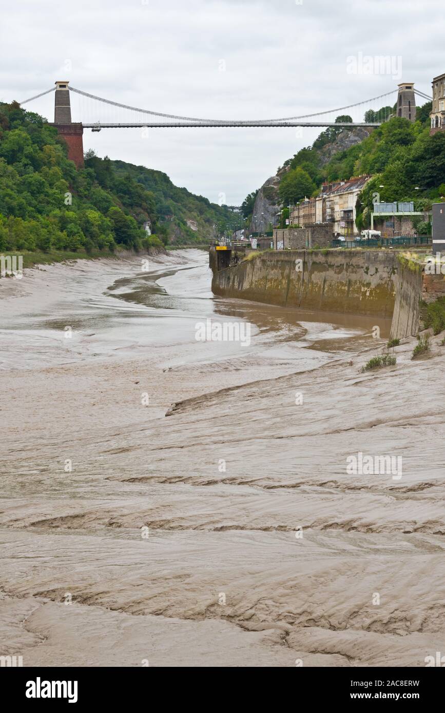 Vue le long de la gorge d'Avon à marée basse en regardant vers le pont suspendu Clifton d'Isambard Kingdom Brunel près de Bristol à Somerset, en Angleterre Banque D'Images