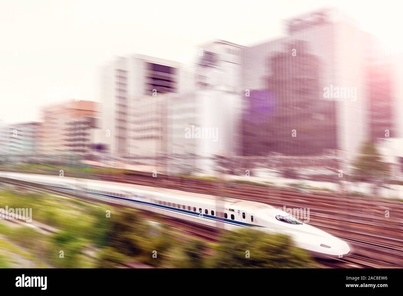 Train Shinkansen, le train à grande vitesse, laissant la gare Shinagawa Tokyo Japon Banque D'Images
