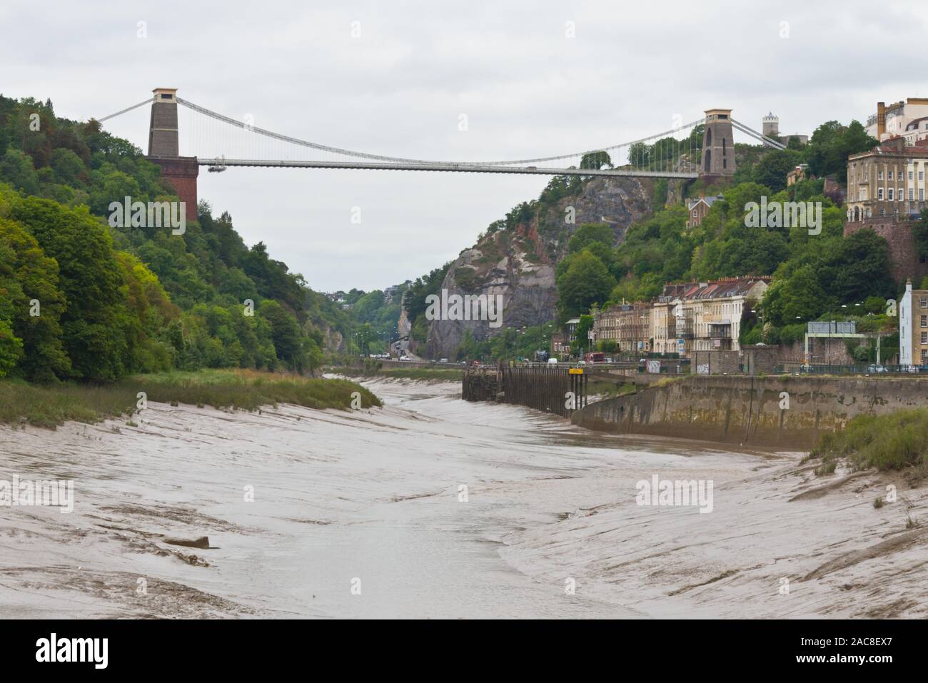 Vue le long de la gorge d'Avon à marée basse en regardant vers le pont suspendu Clifton d'Isambard Kingdom Brunel près de Bristol à Somerset, en Angleterre Banque D'Images