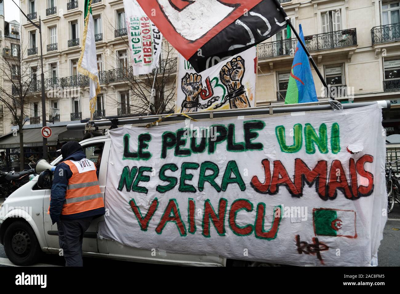 Paris, France. 1er décembre 2019. La diaspora algérienne en France mars pour une transition démocratique en Algérie le 1 décembre 2019 à Paris, France. Banque D'Images