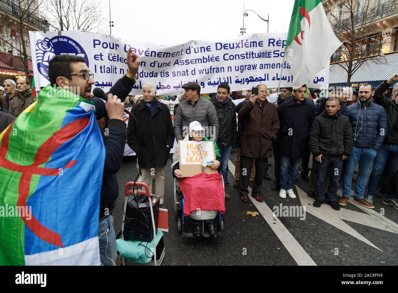 Paris, France. 1er décembre 2019. La diaspora algérienne en France mars pour une transition démocratique en Algérie le 1 décembre 2019 à Paris, France. Banque D'Images