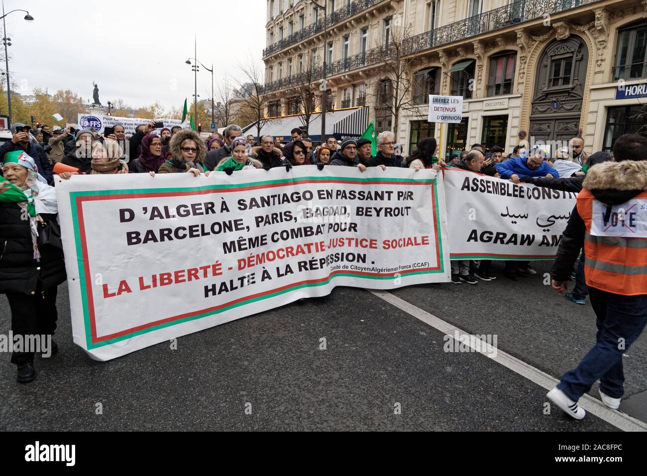 Paris, France. 1er décembre 2019. La diaspora algérienne en France mars pour une transition démocratique en Algérie le 1 décembre 2019 à Paris, France. Banque D'Images