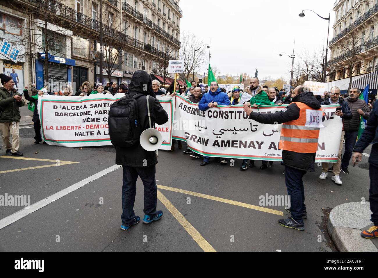 Paris, France. 1er décembre 2019. La diaspora algérienne en France mars pour une transition démocratique en Algérie le 1 décembre 2019 à Paris, France. Banque D'Images
